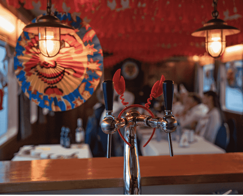 Kräftskiva på båt i Stockholm