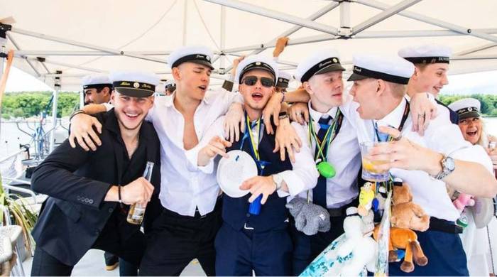 Studenter som firar sin student på båt - Strandrederi