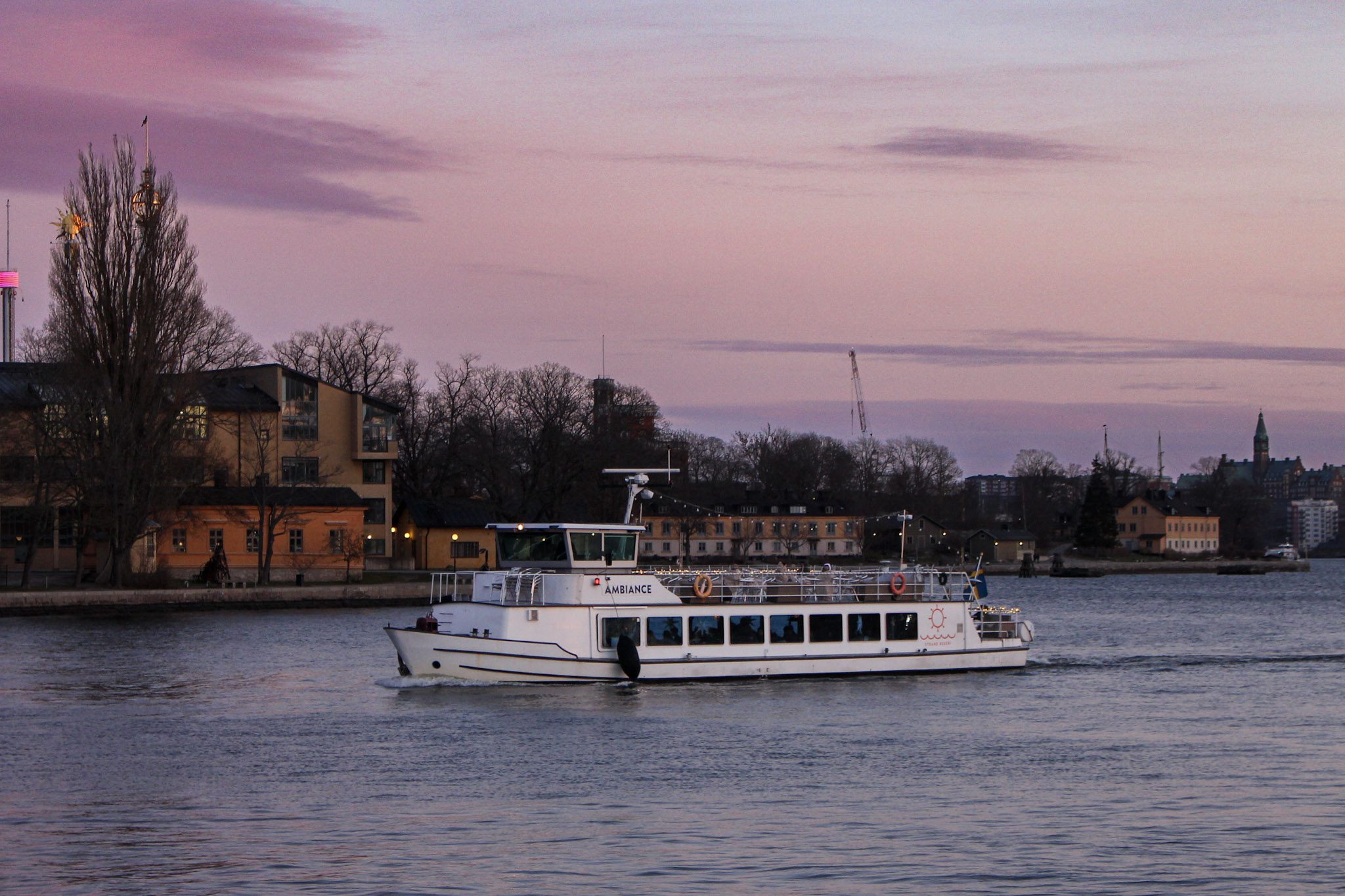 Båten M/S Ambiance i Stockholms skärgård med rosa himmel